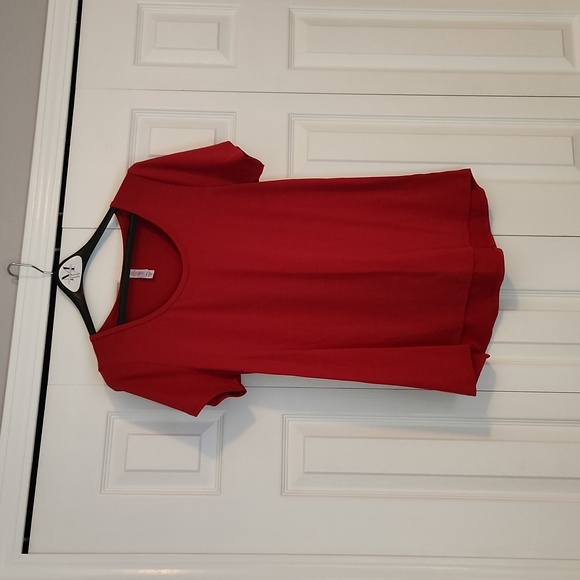 LuLaRoe Red Classic Tee - Picture 1 of 3